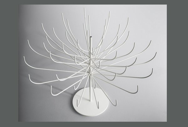 Plus petit que le modèle 129, à poser au sol, le chandelier de table 1024 édité par Pierre Disderot en 1959 présente les mêmes caractéristiques esthétiques et fonctionnelles que son grand-frère, entre fleur de pissenlit, pin maritime ou anémone de mer. Aussi beau avec ou sans bougies. En métal laqué.