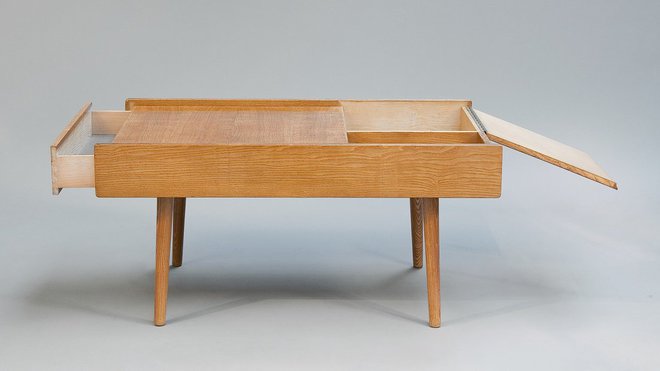 Table basse 119 éditée par Meubles TV en 1954. Il s’agit du seul exemplaire connu, à ce jour. En orme et stratifié.