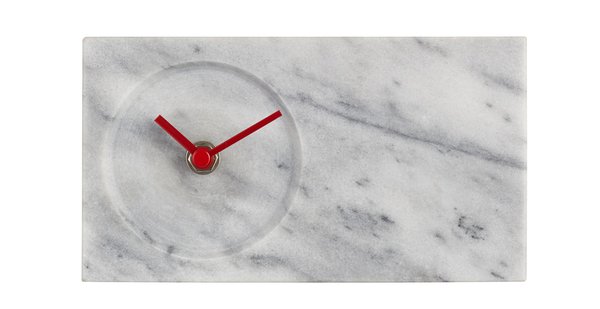 Marbre intemporel. Sur un bureau, il est si discret qu’il ferait presque oublier le temps qui passe… Réveil à poser Gina, 59,90 €, Habitat.