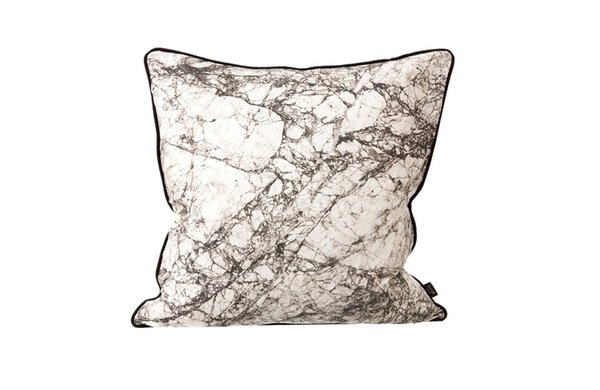 Chic et élégant. Le dessin du marbre sait se faire léger quand il est imprimé à la main sur de la soie de qualité. Coussin, 67 €, Ferm Living chez Fleux.