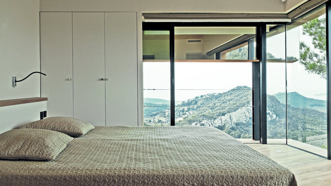 Revêtue d’un sol en bois, la chambre et ses parois vitrées, cadre des vues exceptionnelles sur la mer et les montagnes. Revêtue d’un sol en bois, la chambre et ses parois vitrées, cadre des vues exceptionnelles sur la mer et les montagnes.