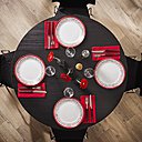 La collection Adonie possède une touche graphique, une ligne épurée, des motifs design ornés de rouge, façon carrelage de ciment d’antan, cette collection Arcopal correspond à une décoration de table contemporaine. Son service de 12 pièces (6 assiettes plates et 6 assiettes à dessert) sera à vous pour 12,99 €. Le service de 18 pièces composé de 6 assiettes plates, 6 creuses et 6 à dessert est au prix de 19,99 €.
