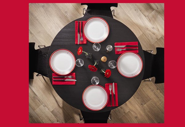La collection Adonie possède une touche graphique, une ligne épurée, des motifs design ornés de rouge, façon carrelage de ciment d’antan, cette collection Arcopal correspond à une décoration de table contemporaine. Son service de 12 pièces (6 assiettes plates et 6 assiettes à dessert) sera à vous pour 12,99 €. Le service de 18 pièces composé de 6 assiettes plates, 6 creuses et 6 à dessert est au prix de 19,99 €.