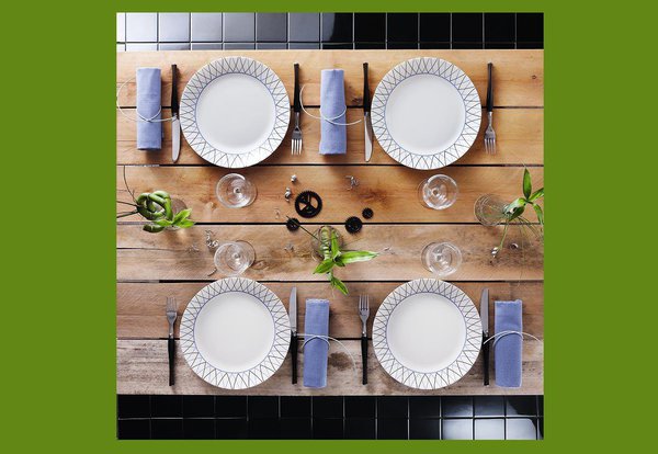 Voilà une collection résolument moderne et différente pour le groupe Arc International. Le service Adriel possède des couleurs naturelles, de la finesse dans les motifs inspirés du spirographe de notre enfance. Il s’agit d’une vaisselle poétique, minimaliste et graphique pour une ambiance tout en douceur.