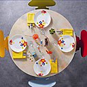 La marque à l’éléphant reste proche des thèmes fleuris avec ses nouvelles collections : quelques fleurs parsemées autour de l’assiette suffisent à  apporter un air printanier et de la bonne humeur autour de la table, pour la collection Celestine.