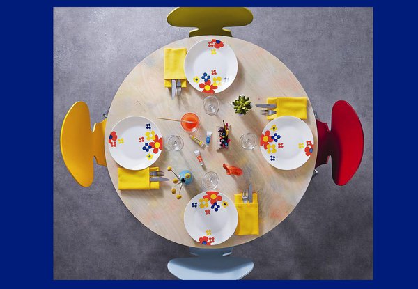 La marque à l’éléphant reste proche des thèmes fleuris avec ses nouvelles collections : quelques fleurs parsemées autour de l’assiette suffisent à  apporter un air printanier et de la bonne humeur autour de la table, pour la collection Celestine.