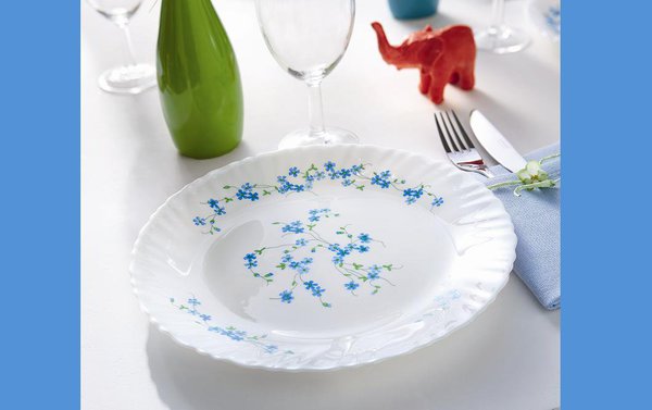 Ces assiettes emblématiques, aux motifs fleuris délicats et aux couleurs pastel apportera un charme authentique et vintage pour des repas en famille conviviaux. L’histoire de cette collection est avant tout familiale : ces petites fleurs bleues, des véroniques, proviennent d’un dessin offert par Véronique, la petite fille de Jacques Durand, le créateur d’Arcopal. Emu par ce cadeau, il partagera ce dessin avec le monde entier et créera Veronica, ce motif légendaire.