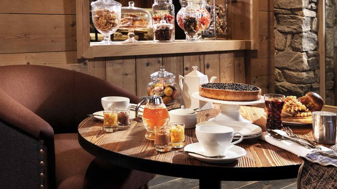 Une bonne table remplie de gourmandises pour un bon goûter. Une bonne table remplie de gourmandises pour un bon goûter.