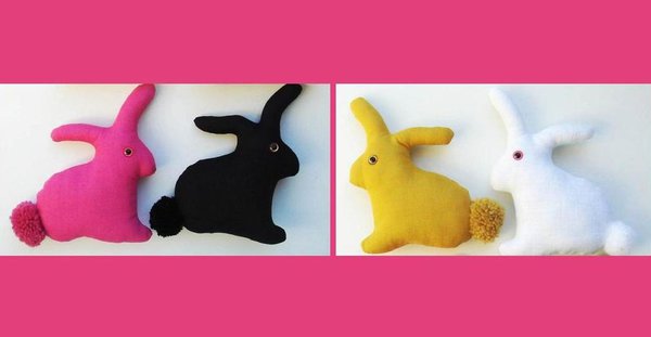 Ce petit lapin déco, à poser ou à câliner pour les plus grands (objet de décoration ne correspondant pas aux normes NF concernant les jouets) est composé de pur lin écru, avec un rembourrage polyester anallergique et yeux roses de sécurité. Pompon de laine blanc en guise de queue. 17 € l’unité chez A Little Market.