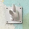 Ces très jolies patères lapin sont réalisées à la main par des artisans d’art. Pour une patère en céramique, il faudra compter 45 €. Les patères sont élaborées par la société Leçons de Choses, mais sont également disponibles via la plateforme Les Enfants du Design.