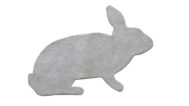 La marque Leçons de Choses décline le lapin en un tapis disponible en 3 coloris. Pour 195 €, voilà un lapin qui fera le bonheur de votre enfant pour décorer sa chambre. Fait 100 % main entièrement en coton, ce tapis Leçons de Choses, d’une douceur incomparable, est idéal pour réchauffer l’atmosphère de sa chambre ! Le tapis lapin existe en taupe, bleu ou jaune curry aux dimensions de 80 x 100 cm.