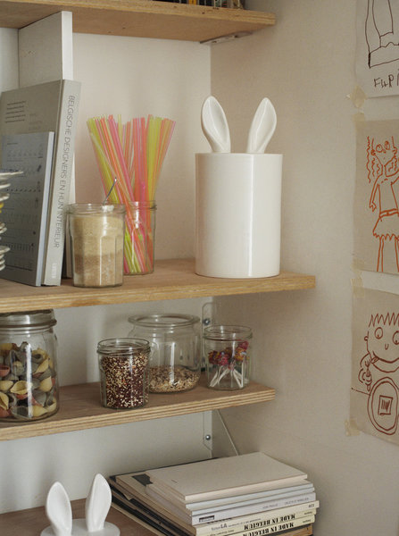 Le designer Sam Baron nous surprend encore avec sa collection Curiosity pour l’éditeur Petite Friture ; plusieurs histoires se bousculent, du lapin blanc d’Alice au chapeau du magicien. Le designer fait aussi référence avec humour au trophée de chasse. La céramique émaillée blanche donne un caractère résolument contemporain qui convient à tous les univers de la maison. Boîte en céramique Curiosity : 39 €.