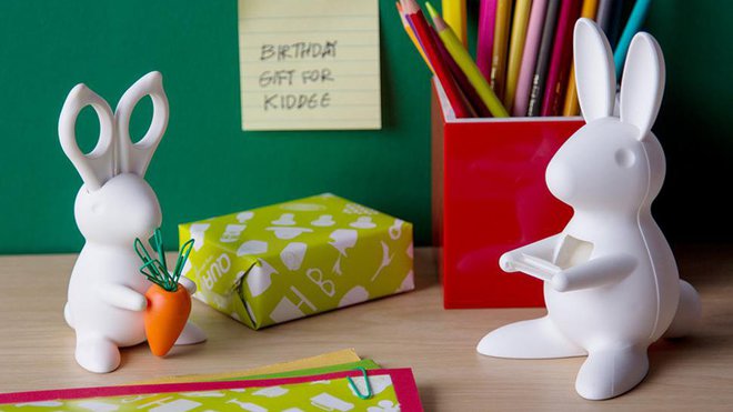 Ces accessoires de bureau lapin existent en 3 couleurs : noir, blanc ou rose, et vont aideront à organiser et personnaliser votre bureau. En effet, ces lapins fonctionnels cache pour l’un, une paire de ciseaux dans ses oreilles, et sa carotte met à votre disposition quelques trombones. Quant à l’autre lapin, il distribue du ruban adhésif. Ces lapins en plastique recyclé sont proposés par Qualy. 24,50 € pour le lapin ciseaux et 20,50 € pour le lapin distributeur de Scotch.
