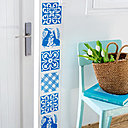 Une fois les carreaux de linoléum gravés, vous pourrez reproduire à l'infini les motifs d'Azulejos sur le papier peint.