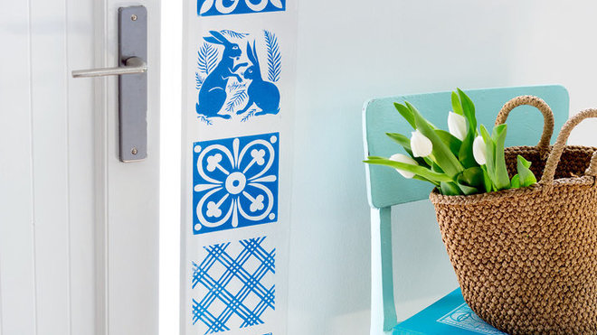 Une fois les carreaux de linoléum gravés, vous pourrez reproduire à l'infini les motifs d'Azulejos sur le papier peint.