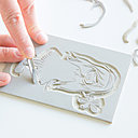 Utilisez la gouge en U pour évider le linoléum autour du motif.