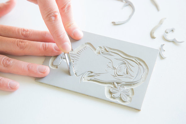 Utilisez la gouge en U pour évider le linoléum autour du motif.