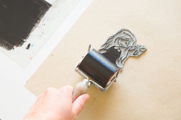 Appliquez le rouleau encré sur toute la surface de la plaque de linoléum, répartissez l'encre uniformément en fine couche sur l'ensemble de la plaque.