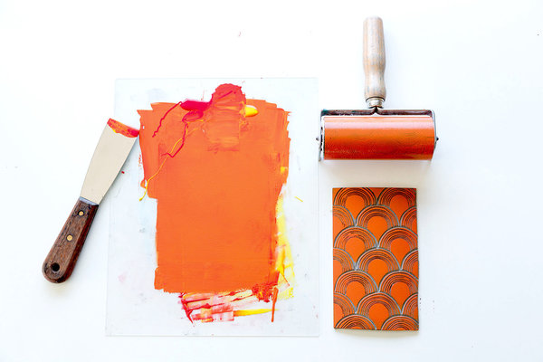 Le matériel qu'il faut faut pour encrer le linoléum : une spatule, une plaque de verre, des encres,  un rouleau caoutchouc et le linoléum gravé.