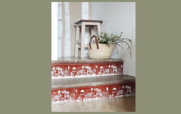 Et pourquoi ne pas s'attaquer aux contremarches? cette impression est faite à partir d'une feuille de plastique gravé et imprimé sur une frise de papier peint...