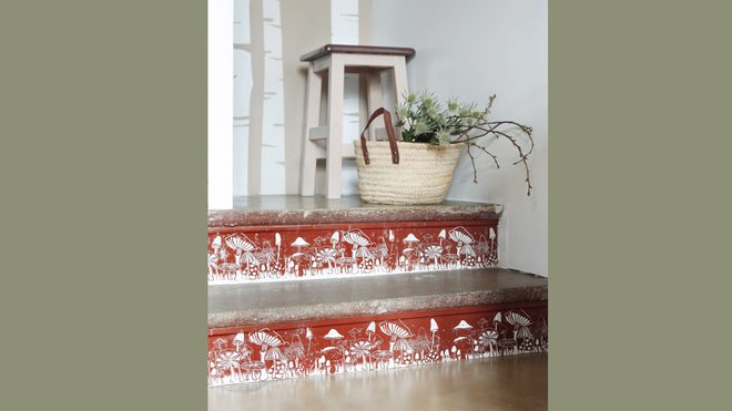 Et pourquoi ne pas s'attaquer aux contremarches? cette impression est faite à partir d'une feuille de plastique gravé et imprimé sur une frise de papier peint...