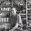 Alexander Girard (1907-1993), designer mondialiste, a grandi à Florence au sein d’une famille cosmopolite aux origines européennes et américaines, avant d’entreprendre des études d’architecture à Londres. Il habitera par la suite à New York City, Detroit, Grosse Pointe, Michigan, et Santa Fe, Nouveau Mexique. Ici, il est photographié dans son studio, par Charles Eames, au début des années 1950.