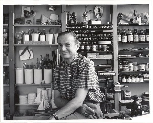 Alexander Girard (1907-1993), designer mondialiste, a grandi à Florence au sein d’une famille cosmopolite aux origines européennes et américaines, avant d’entreprendre des études d’architecture à Londres. Il habitera par la suite à New York City, Detroit, Grosse Pointe, Michigan, et Santa Fe, Nouveau Mexique. Ici, il est photographié dans son studio, par Charles Eames, au début des années 1950.
