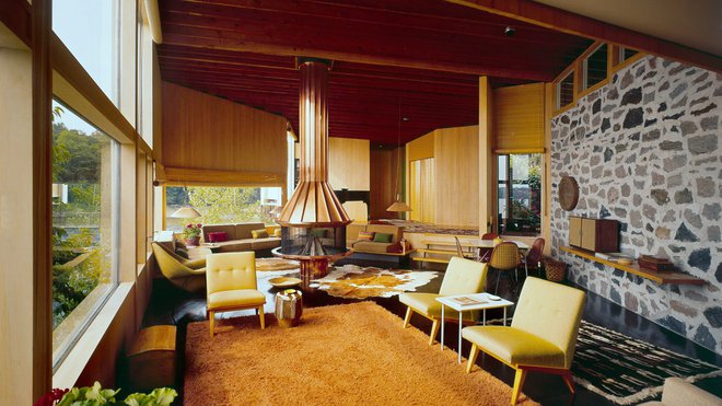 Ecrin de bois et de pierre et coloris naturels pour la maison de campagne Miller, à Muskoka, près du Lac Huron, Ontario, Canada. Création Alexander Girard, 1950–1952. Ecrin de bois et de pierre et coloris naturels pour la maison de campagne Miller, à Muskoka, près du Lac Huron, Ontario, Canada. Création Alexander Girard, 1950–1952.