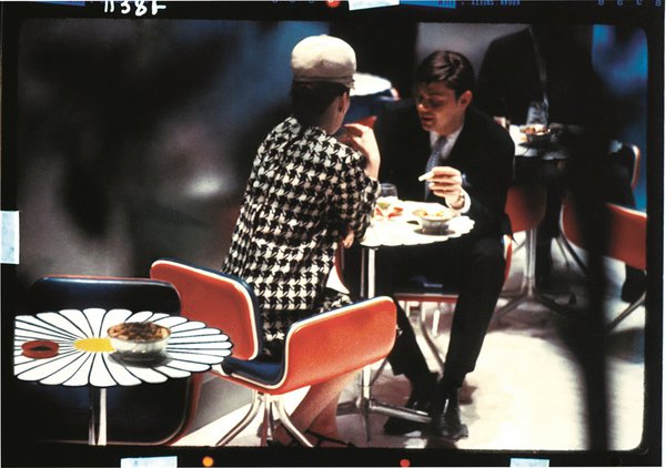 Tables et fauteuils aux formes florales dans le bar à cocktail « L’Étoile », aménagé par Alexander Girard en 1966.