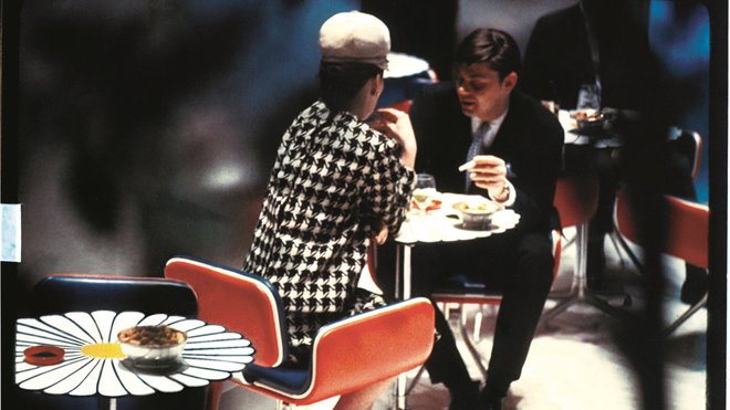 Tables et fauteuils aux formes florales dans le bar à cocktail « L’Étoile », aménagé par Alexander Girard en 1966. Tables et fauteuils aux formes florales dans le bar à cocktail « L’Étoile », aménagé par Alexander Girard en 1966.