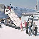 En 1965, un avion de la Braniff International Airways, pour laquelle Alexander Girard a créé la totalité de l’identité visuelle avec les couleurs et les motifs typiques de son langage formel : des billets d’avion en passant par les salles d’attente et jusqu’aux avions eux-mêmes, il a tout dessiné.