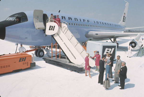 En 1965, un avion de la Braniff International Airways, pour laquelle Alexander Girard a créé la totalité de l’identité visuelle avec les couleurs et les motifs typiques de son langage formel : des billets d’avion en passant par les salles d’attente et jusqu’aux avions eux-mêmes, il a tout dessiné.