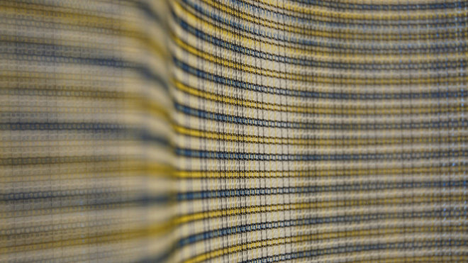 Rideau extérieur intégré au projet lauréat d’infrastructures polyvalentes pour le site de La Fraineuse, centre sportif de la Fédération Wallonie-Bruxelles, à Spa. Création Chevalier Masson en collaboration avec le cabinet d’architecture bruxellois Baukunst. Projet regroupant 12 pièces de 10,5 x 3 m, en maille 100 % polyester variablement colorées selon les points de vue, courant tout au long du patio et constituant un filtre translucide mobile.