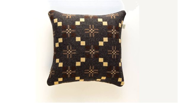 Coussin en tonalité de bruns Melin Tregwynt et son jeu de croix au design innovant.