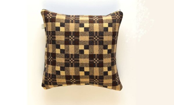 Coussin en tonalité de beiges Melin Tregwynt  et son jeu de croix au design innovant .