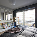 Le vitrage sur allège permet de créer une chambre parentale sans perdre la perspective.