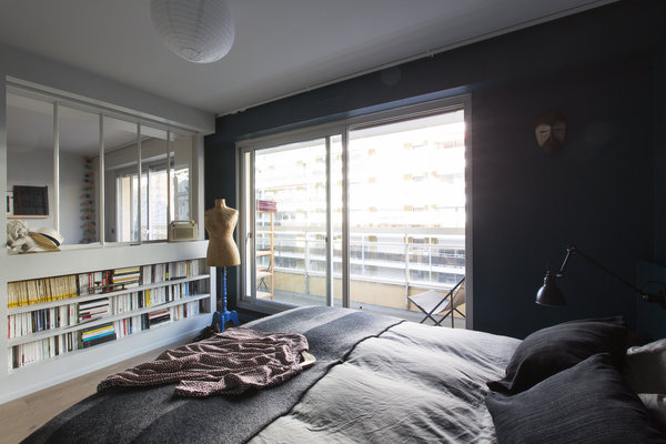 Le vitrage sur allège permet de créer une chambre parentale sans perdre la perspective.