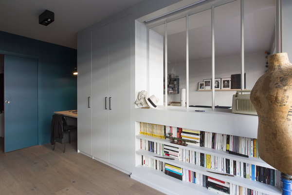 De nombreux rangements ont été créés dans la vaste chambre parentale, ainsi qu’un bureau discret. La couleur bleu canard rend l’espace plus intime et met en valeur ses généreuses dimensions.