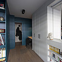 L’alternance des rangements ouverts et fermés et l’utilisation de la couleur compensent l’aspect monolithique du dressing qui cache le bureau.