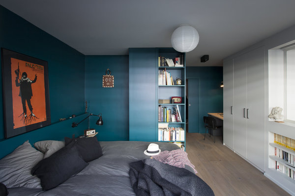 Le couchage de la chambre parentale s’appuie sur une tête de lit qui structure l’espace, au même titre que la couleur.