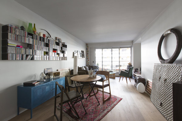 La salle à manger et le salon réunis et mitoyens de la chambre parentale ne se laissent pas deviner à travers la baie vitrée qui les sépare.