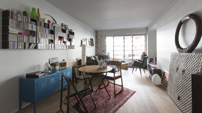 La salle à manger et le salon réunis et mitoyens de la chambre parentale ne se laissent pas deviner à travers la baie vitrée qui les sépare.