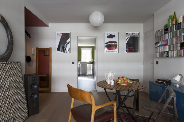 Les murs et le plafond de l’entrée ont été peints en rouge brique. Ce n’est pas le cas de salle à manger et du salon conservés neutres et blancs, pour offrir une respiration et un contraste avec les espaces attenants colorés.