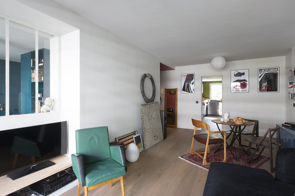 Dans le salon, les meubles et la TV occupent la partie basse de la pièce. Dans la chambre, le lit n’est pas visible à travers la baie vitrée pour que ces deux pièces n’en fassent qu’une au niveau de la perspective et augmentent leur profondeur virtuelle.