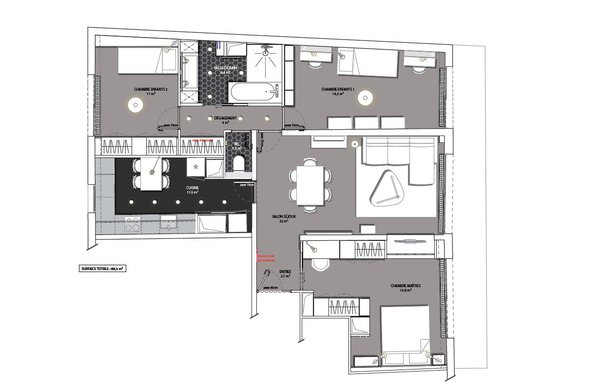 Plan après travaux La surface de seconde salle de bains a été absorbée dans le volume de la nouvelle cuisine. Les toilettes séparées ont été conservées. De nouveaux rangements plus esthétiques, une bibliothèque (en partie basse sous la baie vitrée) et un bureau ont été créés pour transformer la chambre parentale en une pièce à vivre. Un store enrouleur permet aussi d’occulter la baie vitrée.