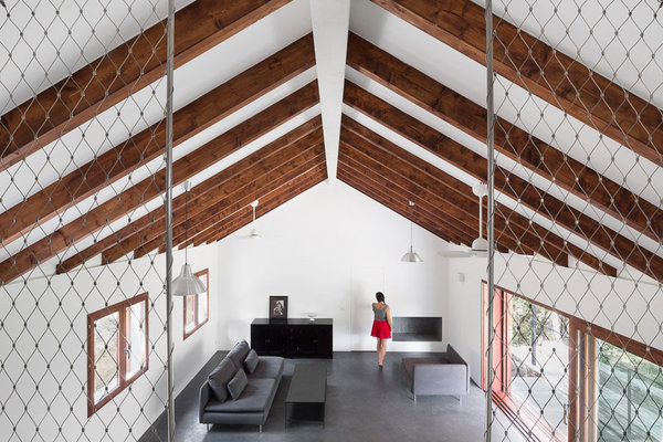 La charpente s’affranchit de tout point porteur, pour offrir une nef centrale d’une grande ampleur. Un filet en acier inoxydable transparent dessine une continuité sans casser la volumétrie de l’espace sous toiture, tout en offrant une sécurité aux enfants qui l’ont investi.