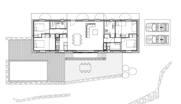D’une surface de 113 m², la maison offre une pièce de vie centrale en relation avec la cuisine. Les cinq chambres cloisonnées et accompagnées de deux salles de bains sont aménagées de part et d’autre de cet espace ouvert. Sur la mezzanine, la salle de jeux pour les enfants offre un lieu privé et plus confidentiel, en hauteur.
