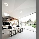 Les cadres encastrés et les serrureries extrafines de la baie vitrée de 5 mètres de longueur ont été équipés de meneaux les plus fins possibles, pour donner l’impression d’une ouverture totale sur la nature environnante. Le sol de la pièce est recouvert d’une moquette textile acoustique. Canapés LC2, création Le Corbusier, édités par Cassina.