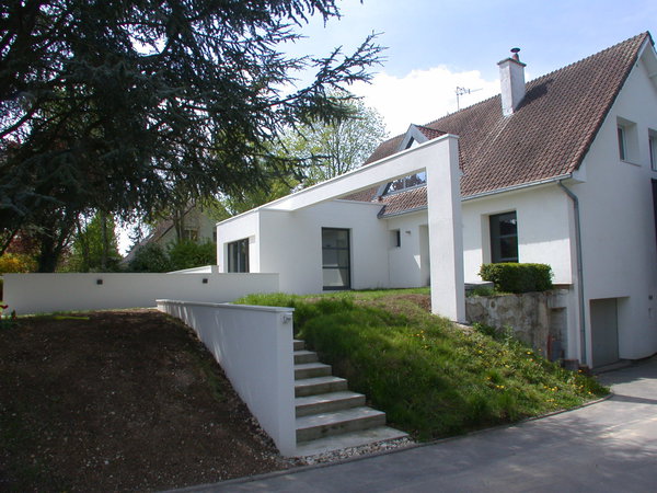 L’autre extension qui dessine une nouvelle pièce à vivre complètement remaniée. L’entrée de la maison d’origine n’a pas été déplacée.