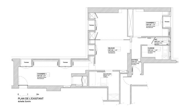 Plan, avant : des espaces maladroitement connectés avec une cuisine isolée sans liaison véritable avec le séjour. Une chambre trop éloignée du séjour. Une circulation compliquée par un couloir et un dégagement inutiles.